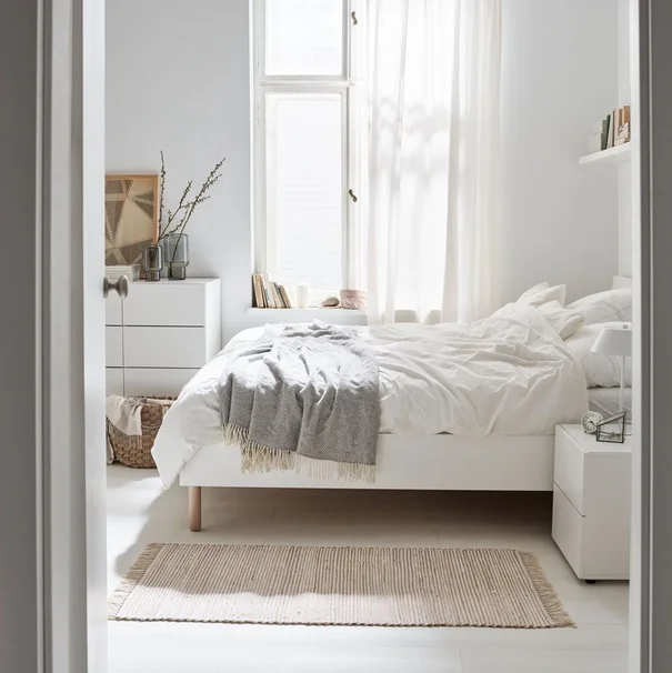 Minimalistyczna biała sypialnia